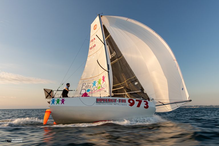 Lire la suite à propos de l’article INTERVIEW – ARTHUR PETRUCCI, EMBARQUEZ SUR LA MINI TRANSAT 2023